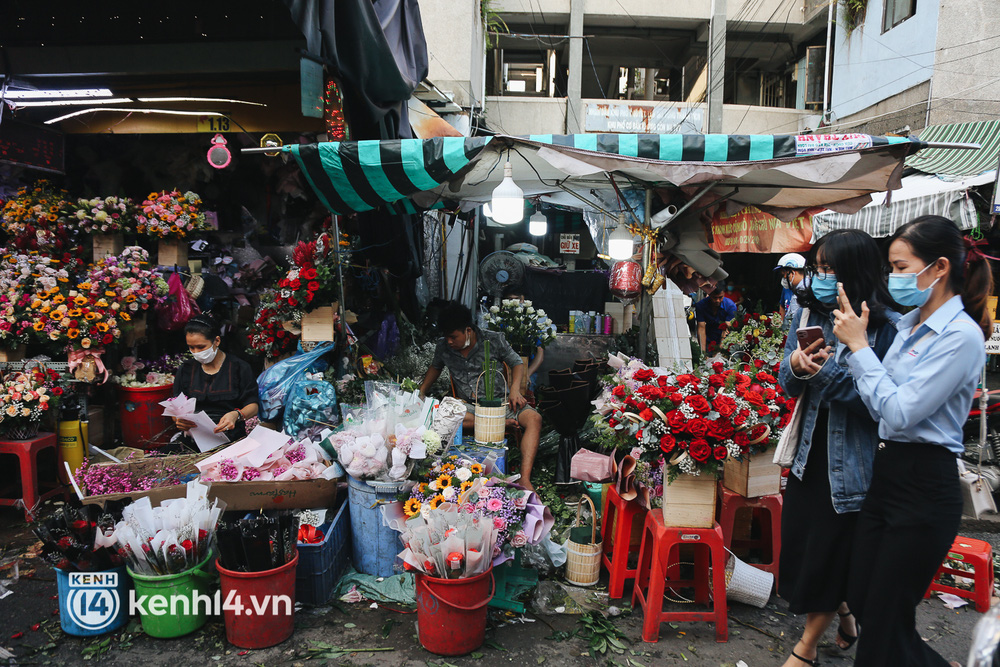 Người dân đi tham quan chụp hình và mua hoa tại chợ hoa Hồ Thị Kỷ trước ngày Phụ nữ Việt Nam