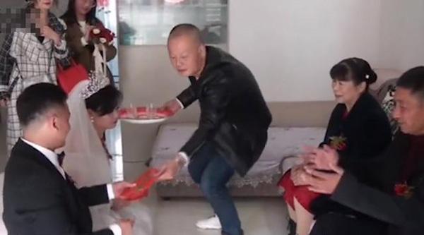 co-dau-khuyet-tat-2 Con trai quyết lấy vợ câm điếc, phản ứng bố mẹ gây bất ngờ-2