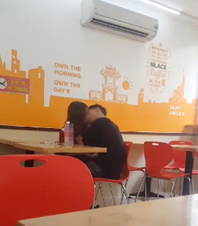 may-mua-noi-cong-cong-02 Cặp đôi mây mưa ở canteen trường, hành động nữ chính sốc-2