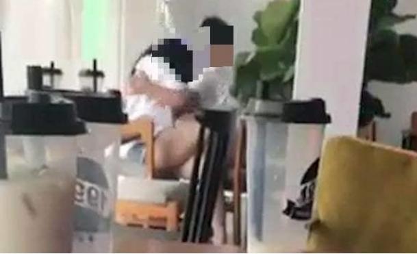 may-mua-noi-cong-cong-04 Cặp đôi mây mưa ở canteen trường, hành động nữ chính sốc-3