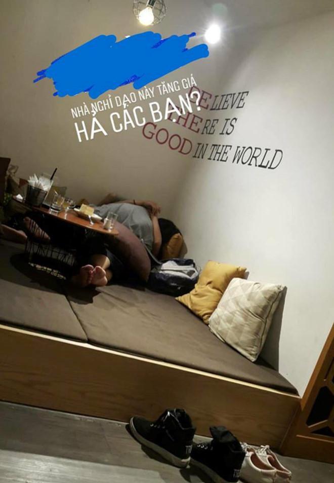 may-mua-noi-cong-cong-05 Cặp đôi mây mưa ở canteen trường, hành động nữ chính sốc-5