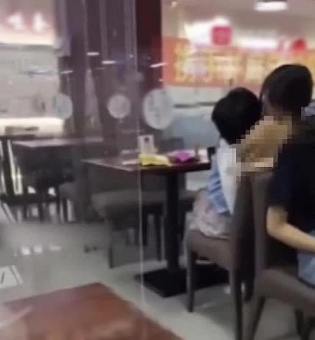 may-mua-noi-cong-cong-06 Cặp đôi mây mưa ở canteen trường, hành động nữ chính sốc-1