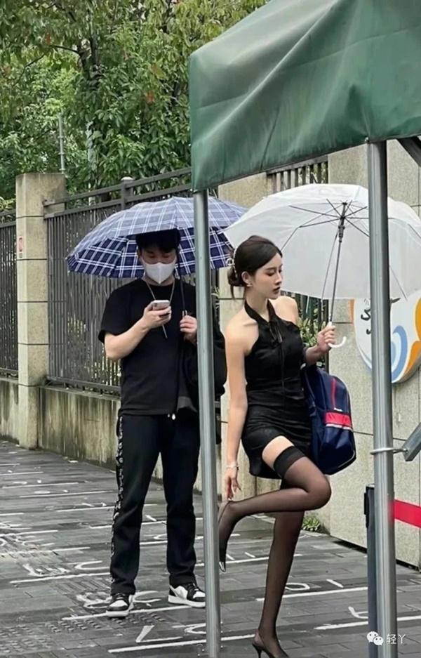 phu-huynh-1 Sự thật phẫn nộ về mẹ trẻ ăn mặc sexy, xách theo cặp sách đón con-1