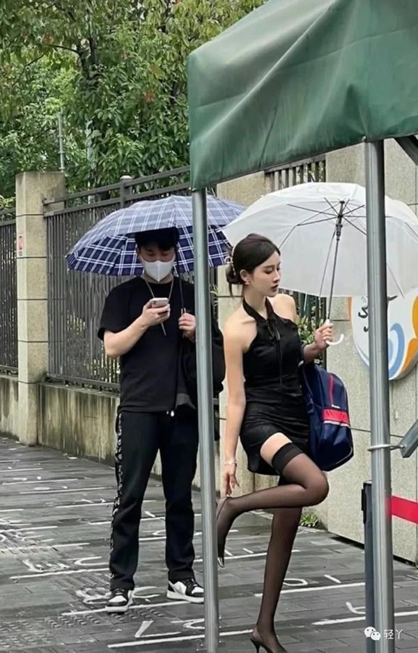 phu-huynh-2 Sự thật phẫn nộ về mẹ trẻ ăn mặc sexy, xách theo cặp sách đón con-2