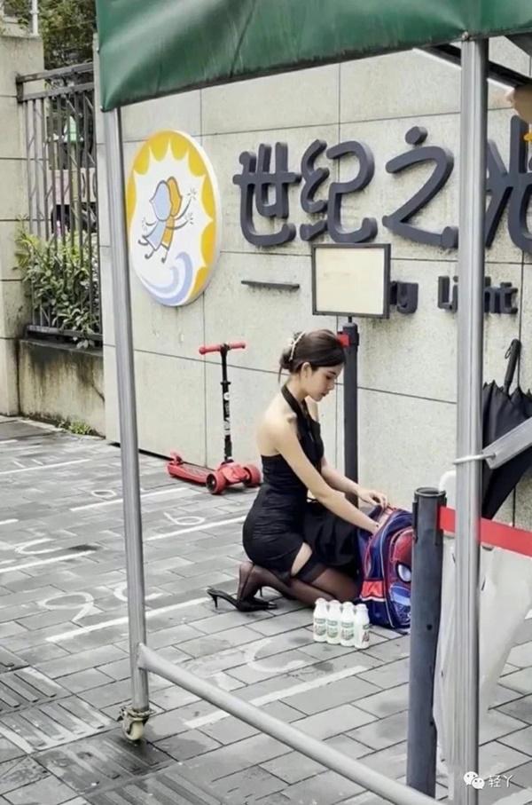 phu-huynh-3 Sự thật phẫn nộ về mẹ trẻ ăn mặc sexy, xách theo cặp sách đón con-3