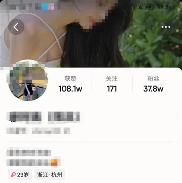 phu-huynh-4 Sự thật phẫn nộ về mẹ trẻ ăn mặc sexy, xách theo cặp sách đón con-4