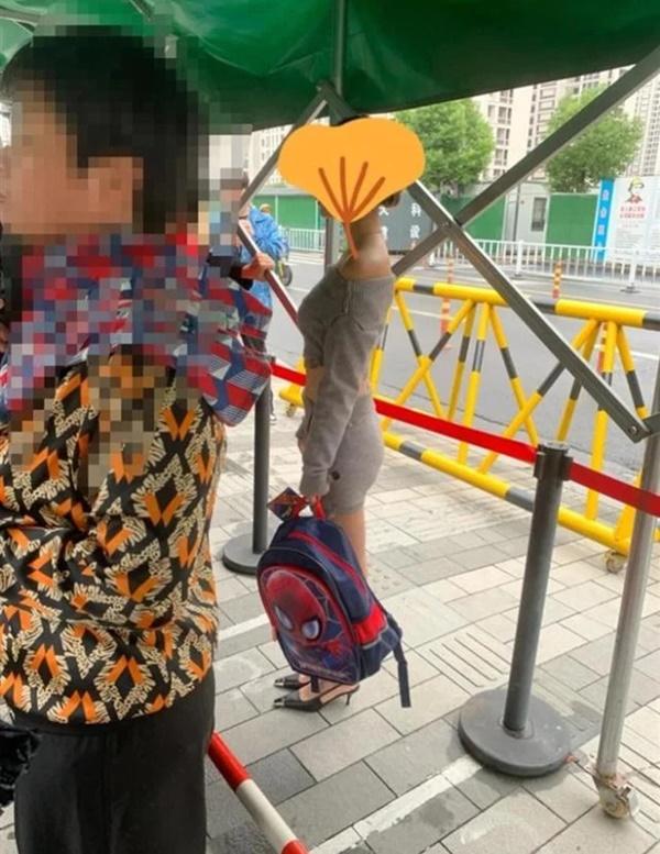 phu-huynh-5 Sự thật phẫn nộ về mẹ trẻ ăn mặc sexy, xách theo cặp sách đón con-5