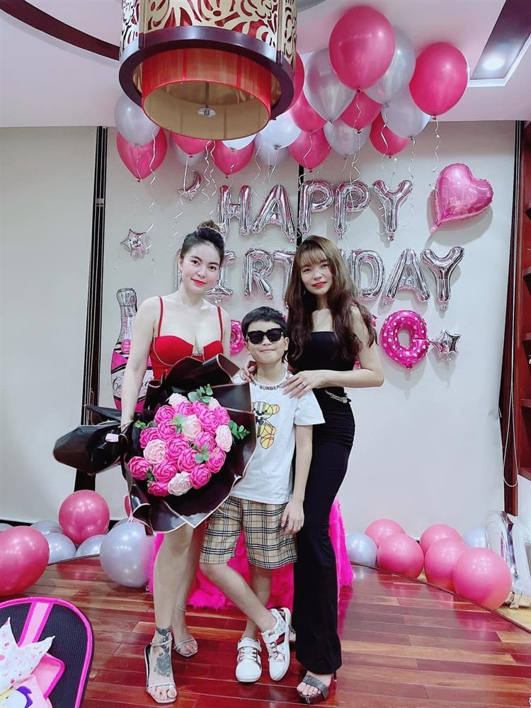 vy-pumpe-2 Xôn xao vợ chồng Mạc Văn Khoa đã có con trai lớn 9 tuổi-6